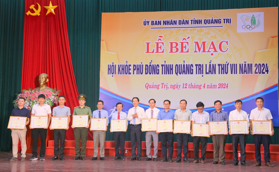 UBND tỉnh Quảng Trị tặng Bằng khen cho 15 cá nhân. UBND tỉnh Quảng Trị tặng Bằng khen cho 15 cá nhân.