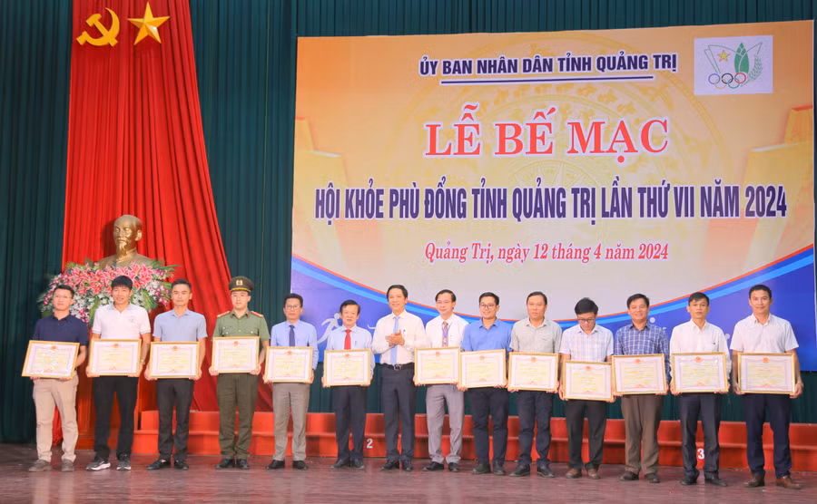 UBND tỉnh Quảng Trị tặng Bằng khen cho 15 cá nhân.