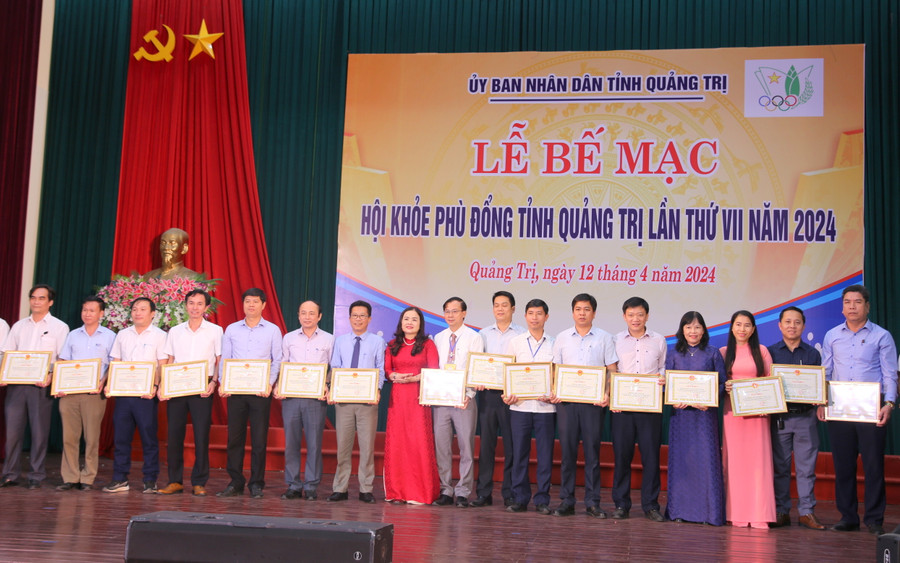 Lãnh đạo Sở GD&ĐT tặng giấy khen cho các tập thể, cá nhân. Lãnh đạo Sở GD&ĐT tặng giấy khen cho các tập thể, cá nhân.