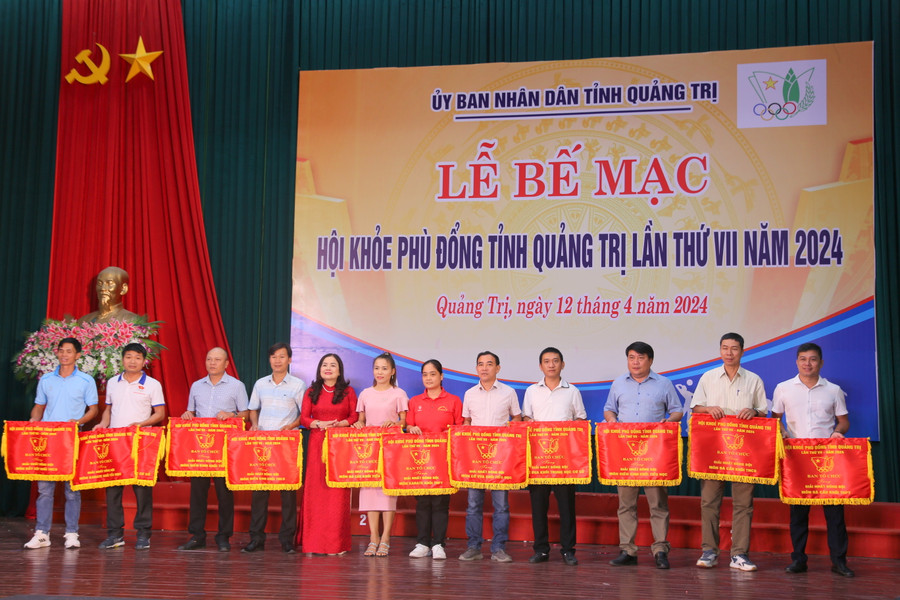 TS Lê Thị Hương, Giám đốc Sở GD&ĐT trao cờ đồng đội cho các đơn vị đạt giải Nhất. TS Lê Thị Hương, Giám đốc Sở GD&ĐT trao cờ đồng đội cho các đơn vị đạt giải Nhất.