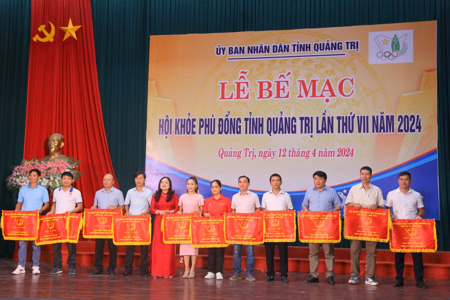 TS Lê Thị Hương, Giám đốc Sở GD&amp;ĐT trao cờ đồng đội cho các đơn vị đạt giải Nhất.