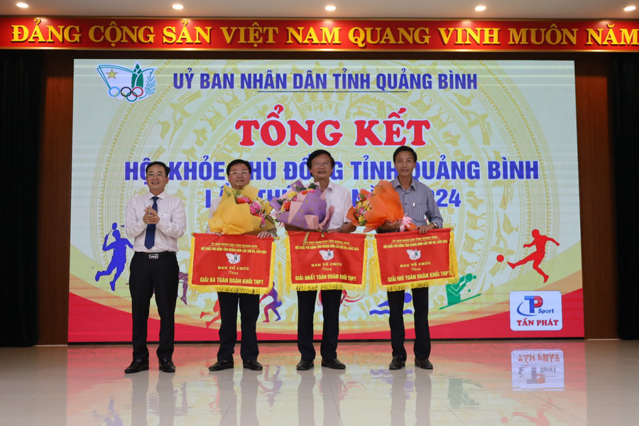 Ban tổ chức trao giải cho Nhất, Nhì, Ba cho các trường thuộc khối THPT. Ban tổ chức trao giải cho Nhất, Nhì, Ba cho các trường thuộc khối THPT.