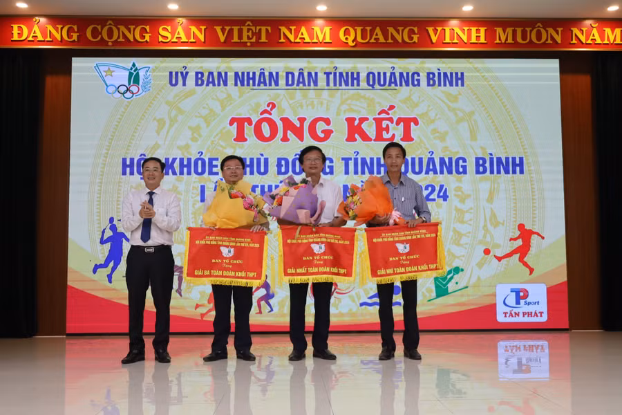 Ban tổ chức trao giải cho Nhất, Nhì, Ba cho các trường thuộc khối THPT.