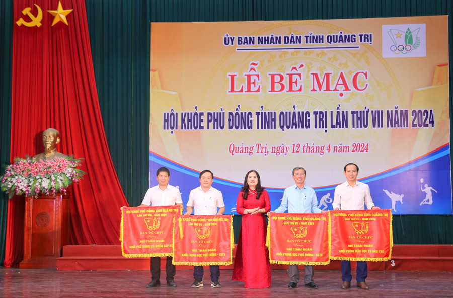 4 đơn vị nhận cờ Nhì toàn đoàn. 4 đơn vị nhận cờ Nhì toàn đoàn.