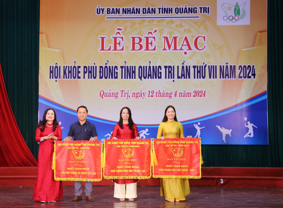 TS Lê Thị Hương, Giám đốc Sở GD&ĐT tặng cờ Nhất toàn đoàn cho các đơn vị. TS Lê Thị Hương, Giám đốc Sở GD&ĐT tặng cờ Nhất toàn đoàn cho các đơn vị.