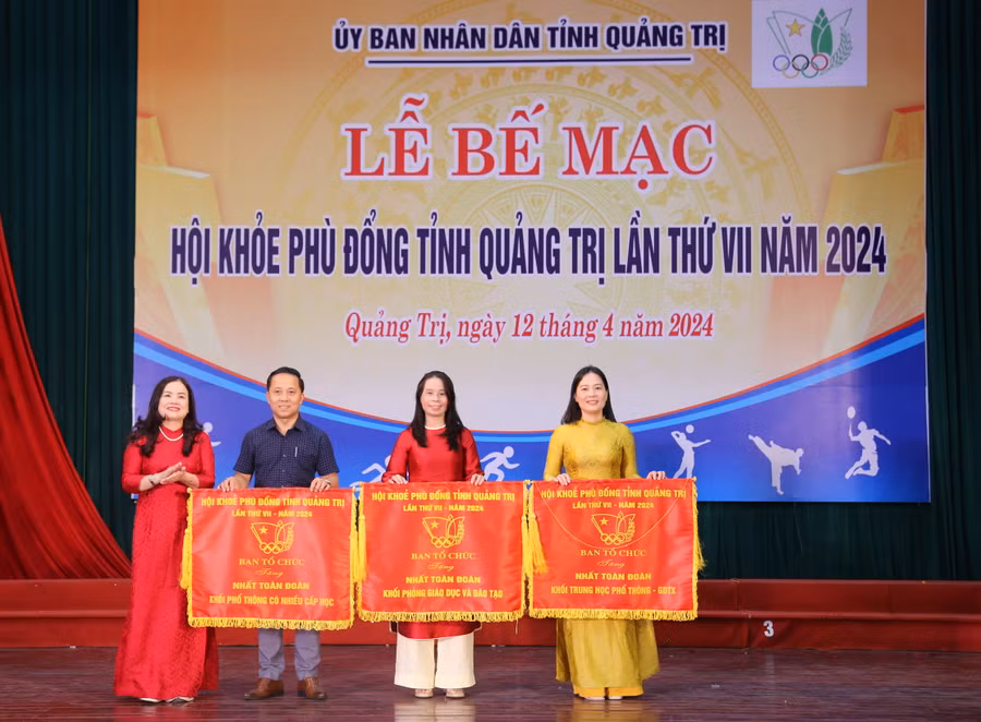 TS Lê Thị Hương, Giám đốc Sở GD&amp;ĐT tặng cờ Nhất toàn đoàn cho các đơn vị.