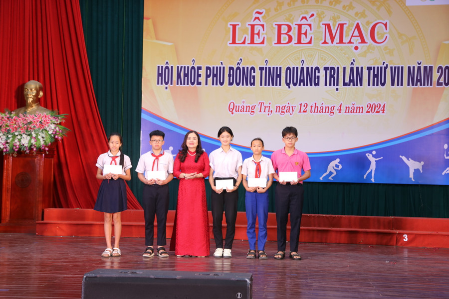 TS Lê Thị Hương, Giám đốc Sở GD&ĐT khen thưởng 8 vận động viên có thành tích thi đấu xuất sắc. TS Lê Thị Hương, Giám đốc Sở GD&ĐT khen thưởng 8 vận động viên có thành tích thi đấu xuất sắc.