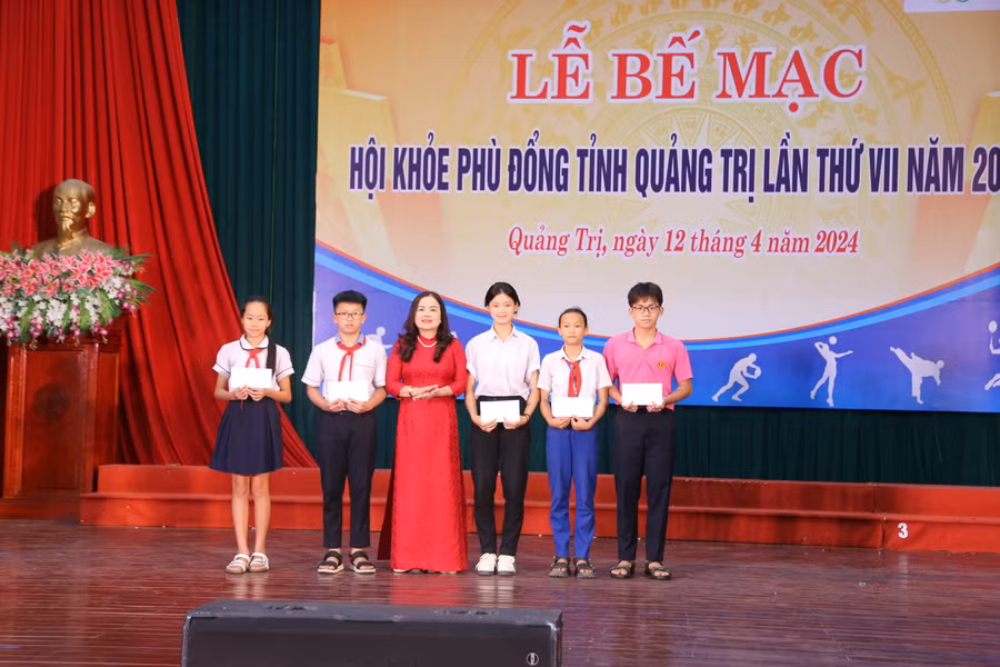 TS Lê Thị Hương, Giám đốc Sở GD&amp;ĐT khen thưởng 8 vận động viên có thành tích thi đấu xuất sắc.