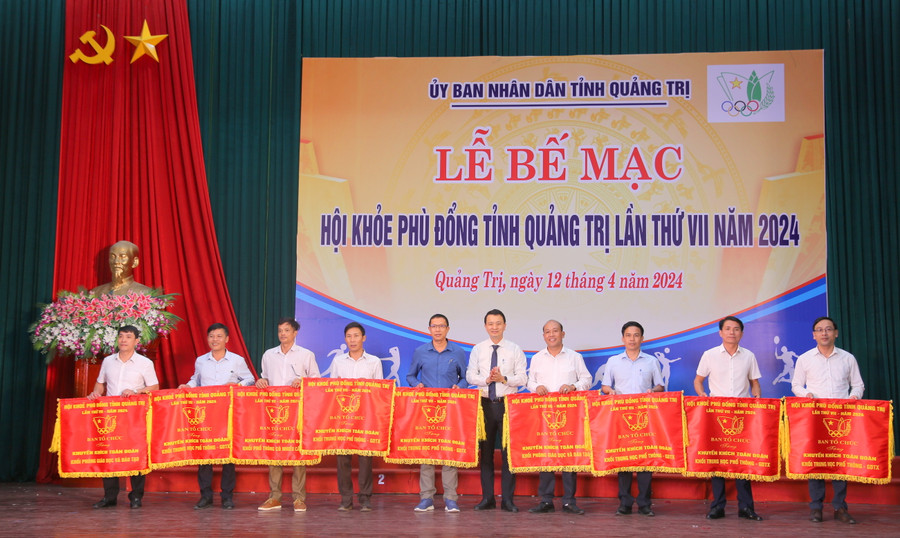 Các đơn vị nhận cờ toàn đoàn giải Ba và Khuyến khích. Các đơn vị nhận cờ toàn đoàn giải Ba và Khuyến khích.