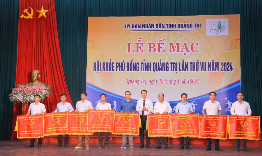 Các đơn vị nhận cờ toàn đoàn giải Ba và Khuyến khích.