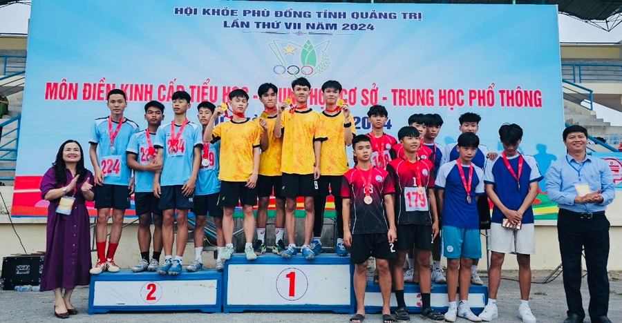 TS Lê Thị Hương, Giám đốc Sở GD&ĐT trao giải cho các VĐV thi môn điền kinh. TS Lê Thị Hương, Giám đốc Sở GD&ĐT trao giải cho các VĐV thi môn điền kinh.