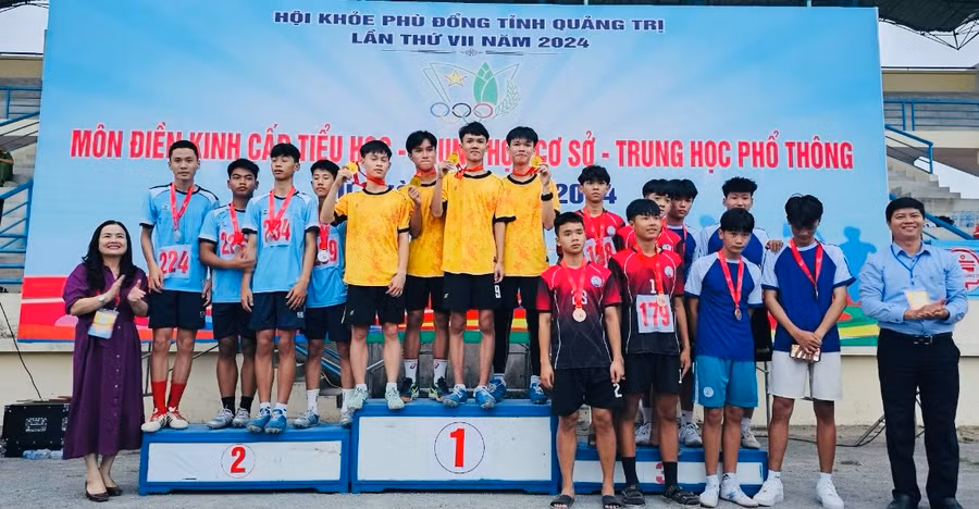 TS Lê Thị Hương, Giám đốc Sở GD&amp;ĐT trao giải cho các VĐV thi môn điền kinh.