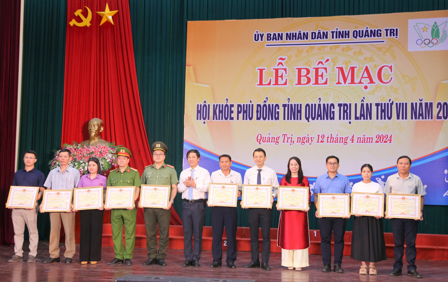 Ông Hoàng Nam, Phó Chủ tịch UBND tỉnh tặng Bằng khen của UBND tỉnh Quảng Trị cho 11 tập thể. Ông Hoàng Nam, Phó Chủ tịch UBND tỉnh tặng Bằng khen của UBND tỉnh Quảng Trị cho 11 tập thể.