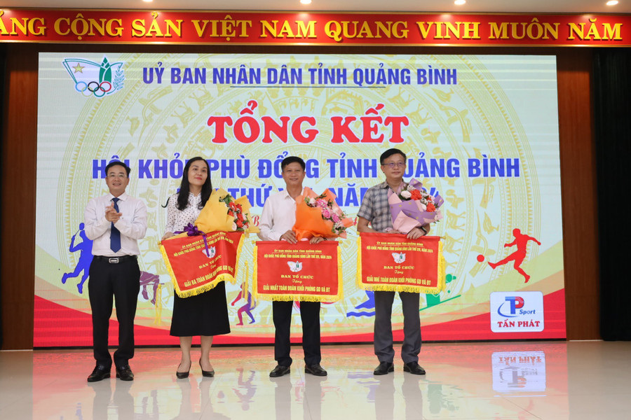Ban tổ chức trao giải Nhất, Nhì, Ba toàn đoàn khối Phòng GD&ĐT. Ban tổ chức trao giải Nhất, Nhì, Ba toàn đoàn khối Phòng GD&ĐT.