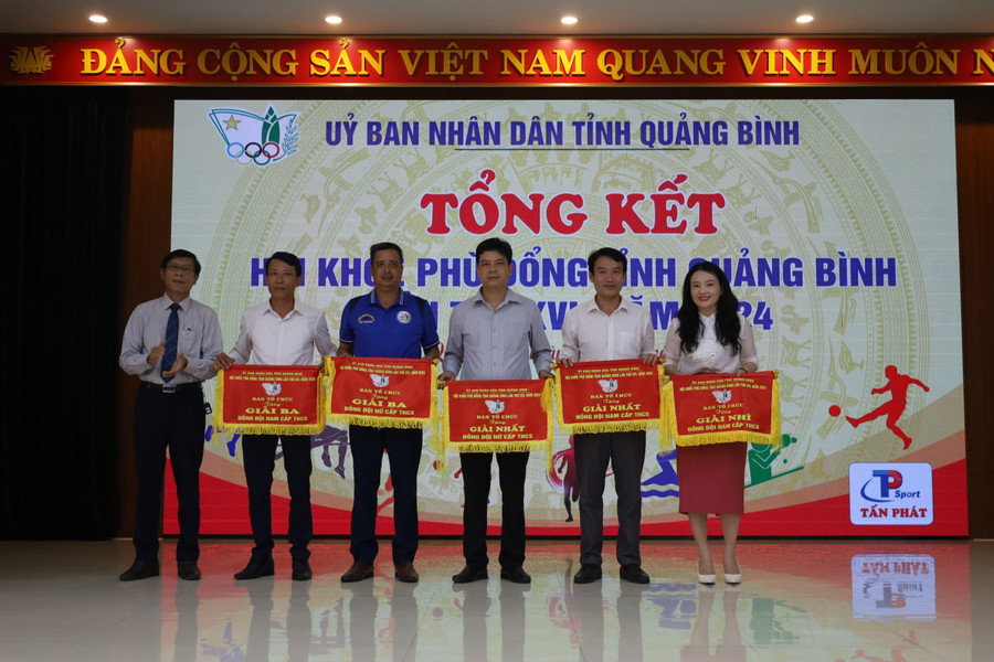 Ban tổ chức trao giải Nhất, Nhì, Ba đồng đội. Ban tổ chức trao giải Nhất, Nhì, Ba đồng đội.