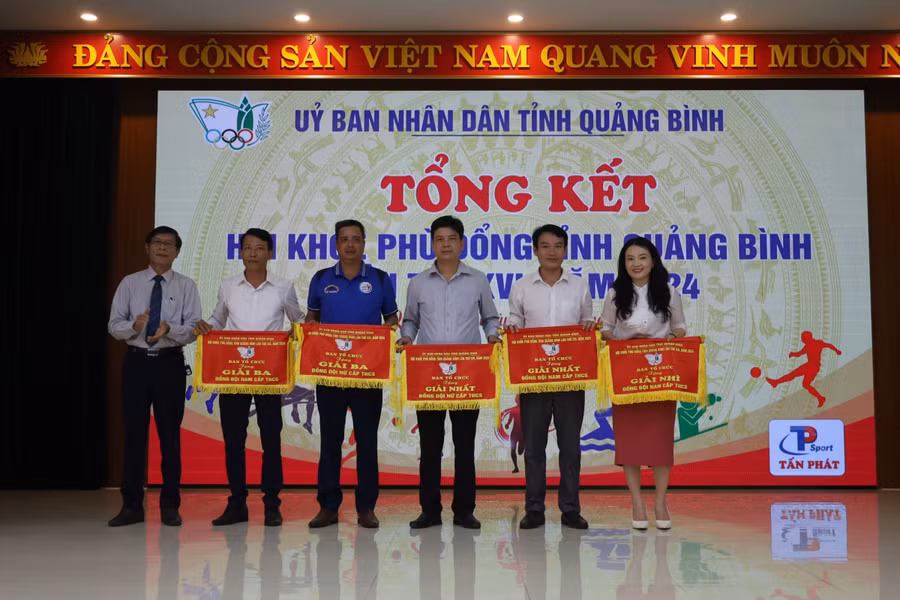 Ban tổ chức trao giải Nhất, Nhì, Ba đồng đội.