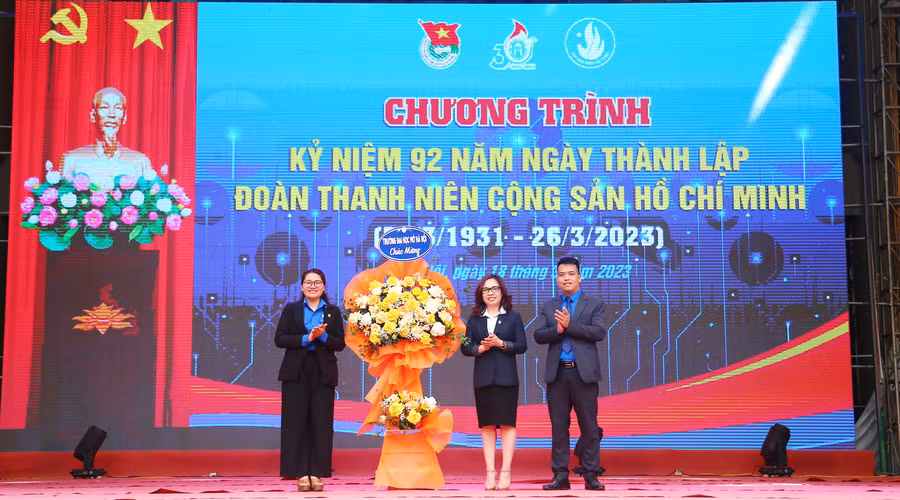  PGS.TS Nguyễn Thị Nhung – Hiệu trưởng nhà trường tặng lẵng hoa chúc mừng Đoàn thanh niên cộng sản Hồ Chí Minh của nhà trường. 