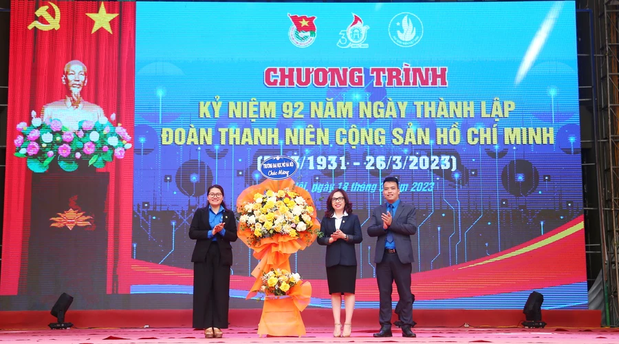  PGS.TS Nguyễn Thị Nhung – Hiệu trưởng nhà trường tặng lẵng hoa chúc mừng Đoàn thanh niên cộng sản Hồ Chí Minh của nhà trường. 