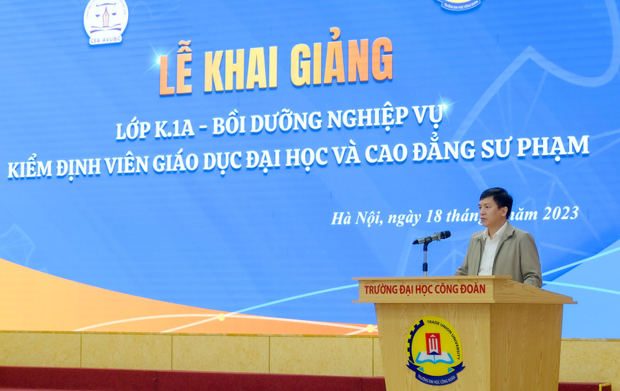 PGS.TS Phạm Quốc Khánh - Phó Cục trưởng Cục Quản lý chất lượng (Bộ GD&ĐT) phát biểu tại lễ khai giảng. PGS.TS Phạm Quốc Khánh - Phó Cục trưởng Cục Quản lý chất lượng (Bộ GD&ĐT) phát biểu tại lễ khai giảng.