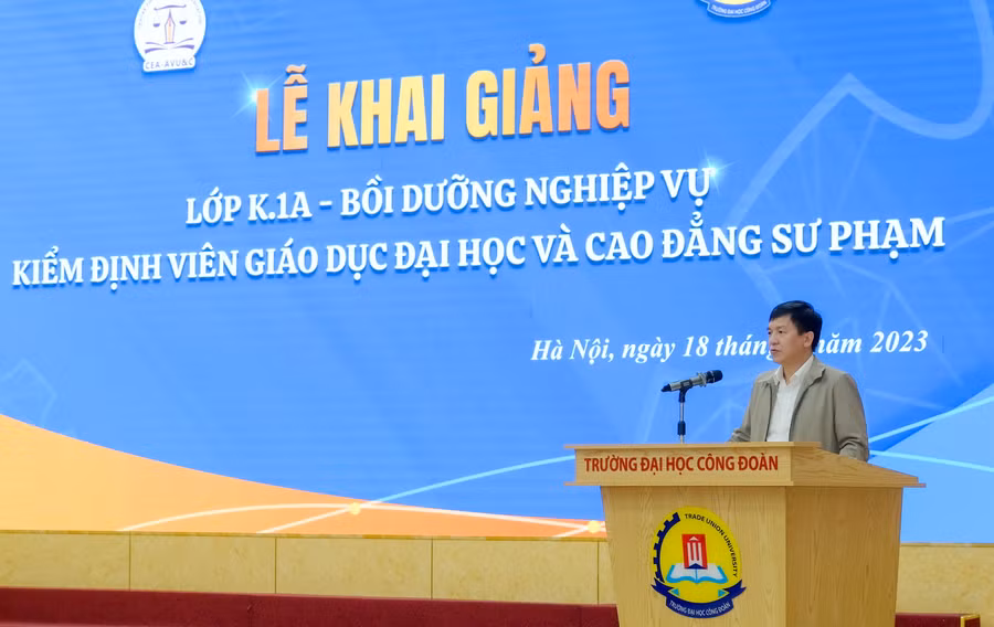 PGS.TS Phạm Quốc Khánh - Phó Cục trưởng Cục Quản lý chất lượng (Bộ GD&ĐT) phát biểu tại lễ khai giảng. PGS.TS Phạm Quốc Khánh - Phó Cục trưởng Cục Quản lý chất lượng (Bộ GD&ĐT) phát biểu tại lễ khai giảng.