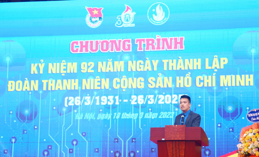 Đồng chí Lê Mạnh Hùng trình bày diễn văn kỷ niệm 92 năm ngày thành lập Đoàn thanh niên cộng sản Hồ Chí Minh. Đồng chí Lê Mạnh Hùng trình bày diễn văn kỷ niệm 92 năm ngày thành lập Đoàn thanh niên cộng sản Hồ Chí Minh.