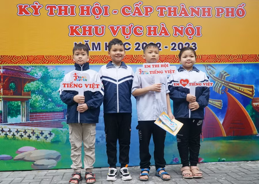 Học sinh khối 4, 5 của Hà Nội chụp ảnh lưu niệm tại kỳ thi hội cấp thành phố - khu vực Hà Nội.