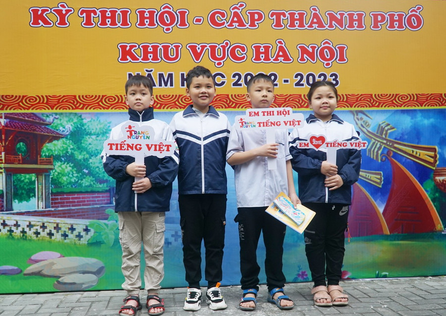 Học sinh khối 4, 5 của Hà Nội chụp ảnh lưu niệm tại kỳ thi hội cấp thành phố - khu vực Hà Nội. Học sinh khối 4, 5 của Hà Nội chụp ảnh lưu niệm tại kỳ thi hội cấp thành phố - khu vực Hà Nội.