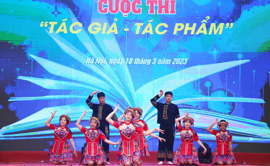 Cuộc thi “Tác giả, tác phẩm” do sinh viên HOU thể hiện. Cuộc thi “Tác giả, tác phẩm” do sinh viên HOU thể hiện.