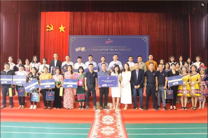Ngày 4/11, Danisa trao 20 chiếc laptop cùng 78 phần quà đến thầy cô tỉnh Điện Biên.