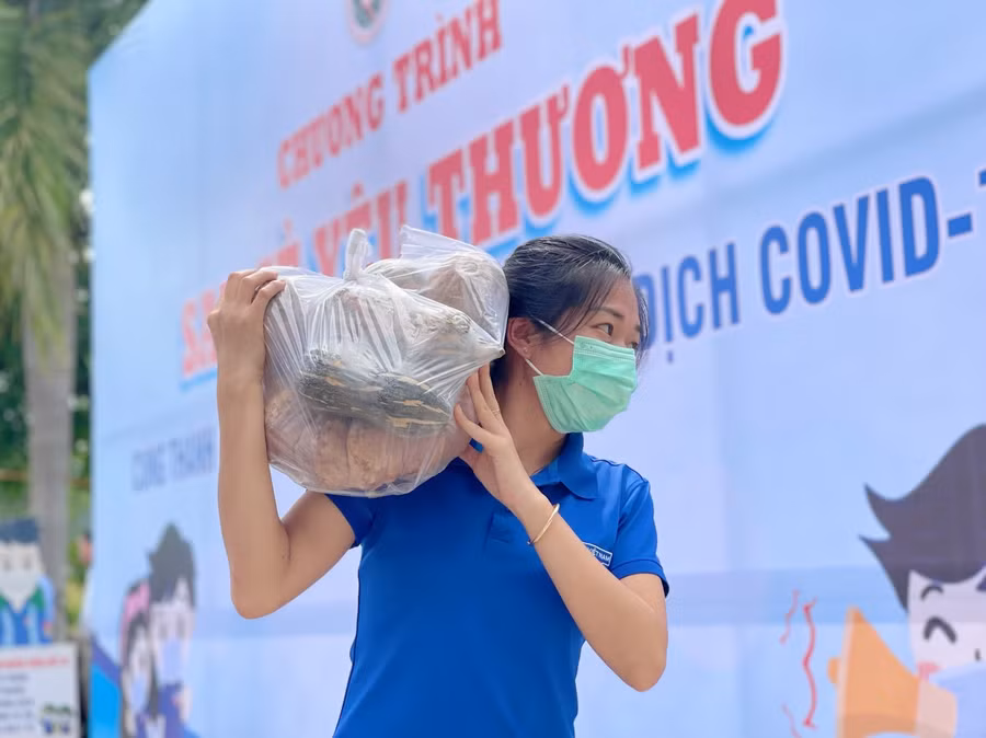 Tỉnh đoàn Kon Tum nhận rau, củ mà người dân hỗ trợ đưa về điểm tập kết.