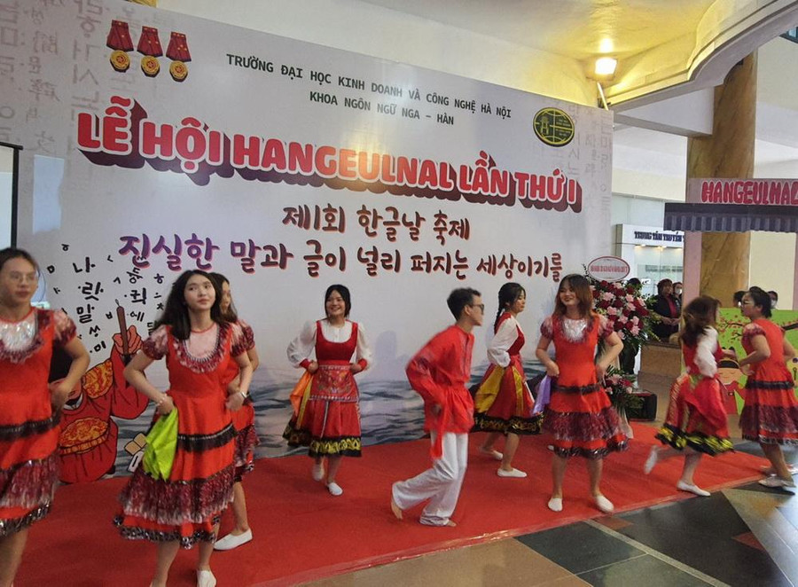 Tiết mục múa do sinh viên Khoa Ngôn ngữ Nga – Hàn của Trường ĐH Kinh doanh và Công nghệ Hà Nội biểu diễn. Tiết mục múa do sinh viên Khoa Ngôn ngữ Nga – Hàn của Trường ĐH Kinh doanh và Công nghệ Hà Nội biểu diễn.