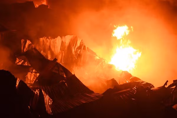 Vụ hoả hoạn được xác định xuất phát từ quán ăn gà Mạnh Hoạch gần chợ vải Ninh Hiệp.