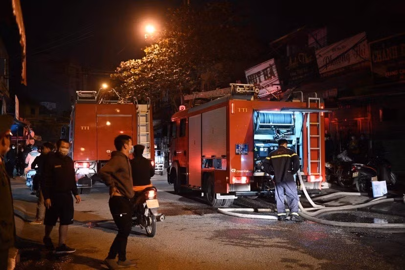 Lực lượng chức năng có mặt tiến hành chữa cháy trong đêm.