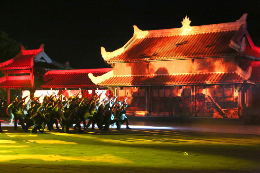 Chương trình nghệ thuật Khát vọng hòa bình trên 'đất thiêng' Quảng Trị. Chương trình nghệ thuật Khát vọng hòa bình trên 'đất thiêng' Quảng Trị.