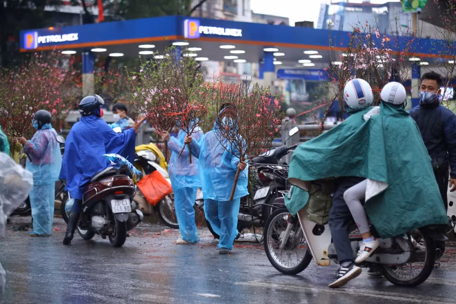 Ghi nhận tại tuyến đường Láng, nhiều tiểu thương cho dù trời mưa lạnh vẫn đứng mong chờ khách.