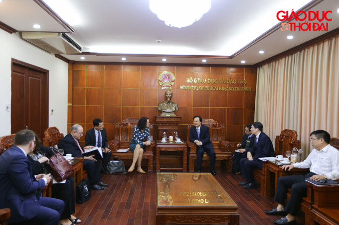 2 Bộ trưởng có cuộc gặp nhanh trước buổi làm việc.