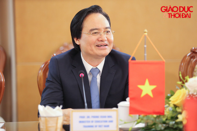 Bộ trưởng Bộ GD&ĐT Phùng Xuân Nhạ phát biểu tại buổi làm việc.