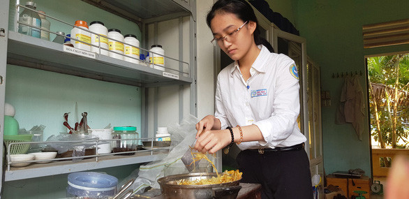 Hai học sinh Huế xin bã mía về làm hộp chống thấm - Ảnh 3. Hai học sinh Huế xin bã mía về làm hộp chống thấm - Ảnh 3.