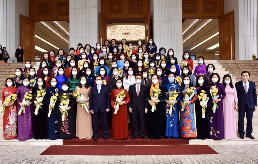 Thủ tướng Phạm Minh Chính, Phó Thủ tướng Vũ Đức Đam và các nữ lãnh đạo, quản lý, nữ trí thức, văn nghệ sỹ tiêu biểu - Ảnh: VGP