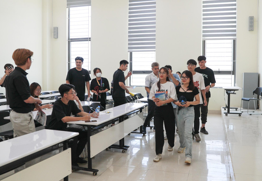 Sinh viên vui mừng với quyết định chuyển lên trụ sở mới Hòa Lạc. Sinh viên vui mừng với quyết định chuyển lên trụ sở mới Hòa Lạc.