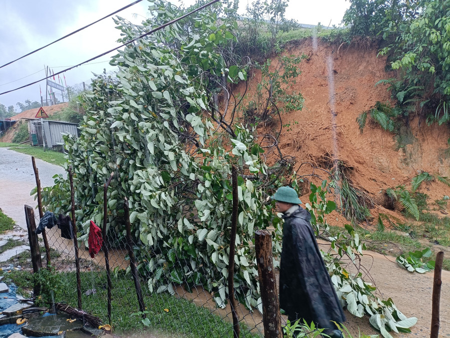 Xuất hiện một số điểm sạt lở ở khu vực miền núi. Xuất hiện một số điểm sạt lở ở khu vực miền núi.