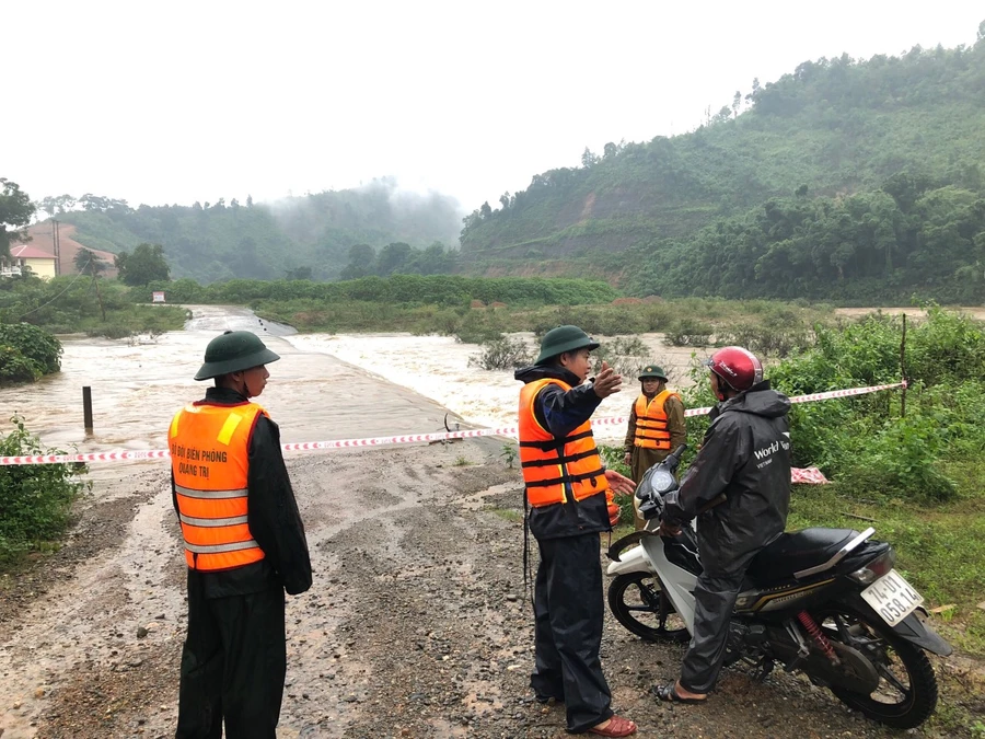 Mưa lớn chia cắt nhiều nơi ở miền núi Quảng Trị