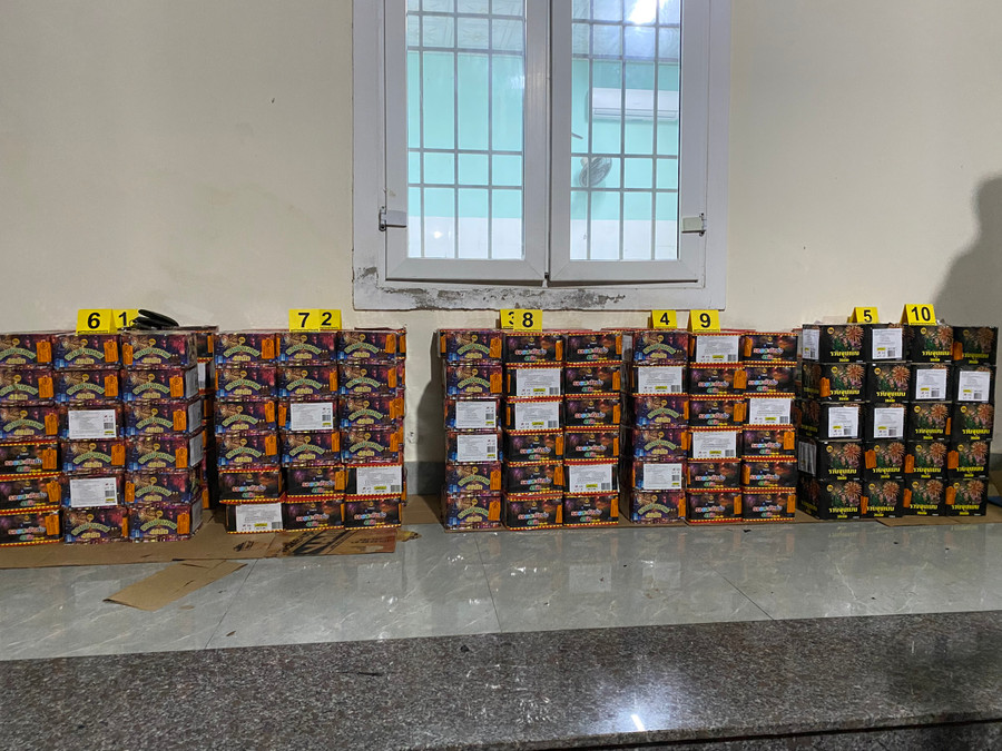 Hàng trăm hộp pháo lậu bị thu giữ.