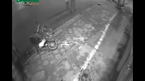 Thót tim công an phi thân bắt đối tượng ném “bom bẩn” 