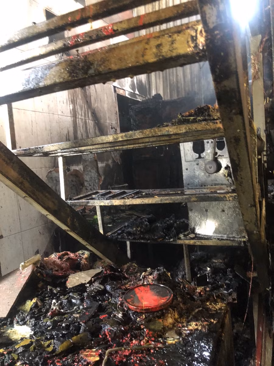 Hiện trường bên trong đám cháy.