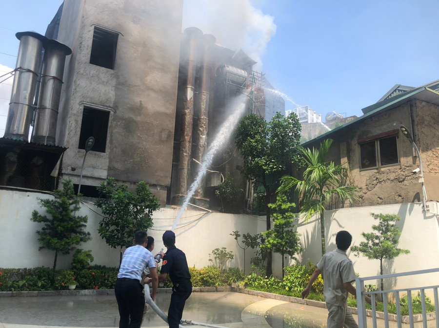 Lực lượng PCCC cơ sở phun nước dập lửa tại mặt sau. Lực lượng PCCC cơ sở phun nước dập lửa tại mặt sau.