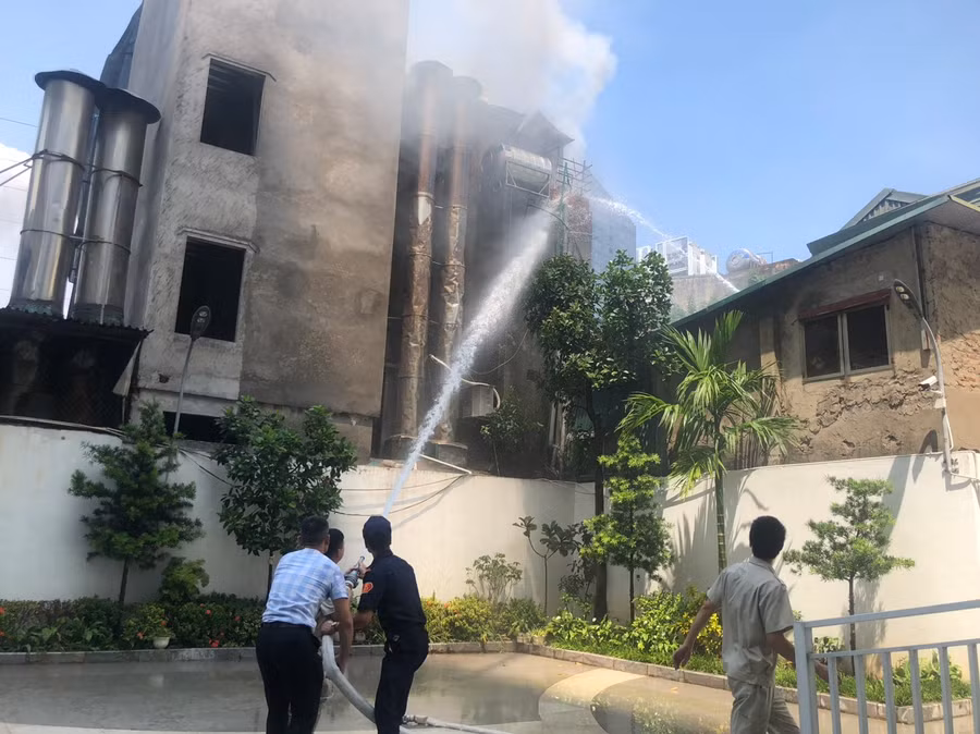 Lực lượng PCCC cơ sở phun nước dập lửa tại mặt sau.