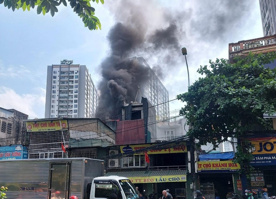 Đám cháy tại tầng tum của căn nhà 3 tầng. Đám cháy tại tầng tum của căn nhà 3 tầng.