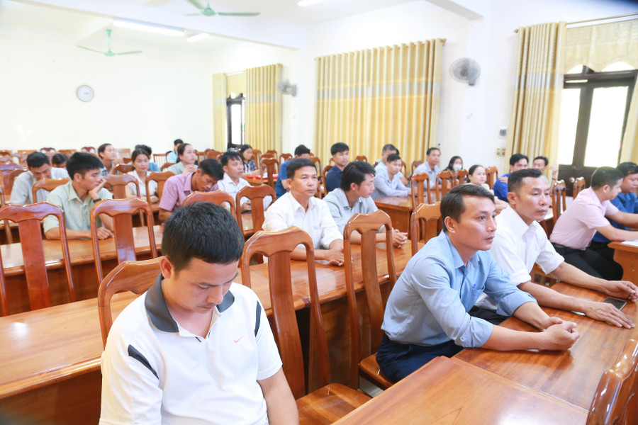 Nhiều giáo viên viết đơn tình nguyện đến nhận công tác ở miền núi. Nhiều giáo viên viết đơn tình nguyện đến nhận công tác ở miền núi.