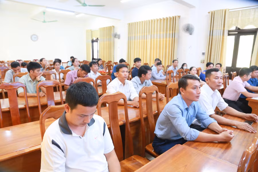Nhiều giáo viên viết đơn tình nguyện đến nhận công tác ở miền núi.